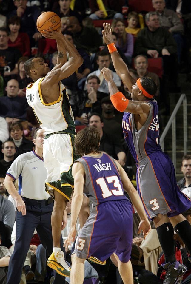 包含欧联赛程吃紧，新奥尔良鹈鹕集结日状态回暖，更衣室稳定，团队化学反应显著的词条